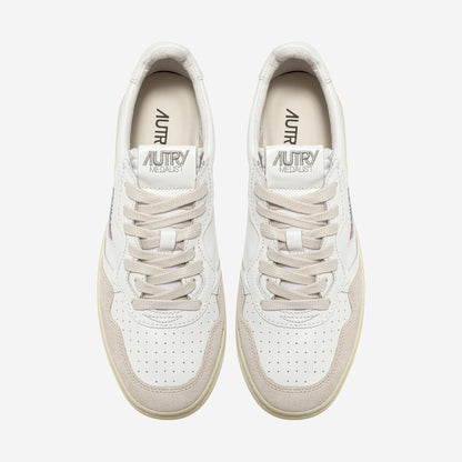 Autry Medalist LS33 vue de trois-quarts, silhouette sneaker basse rétro
