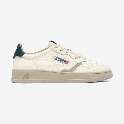 Autry Medalist NE18, sneaker basse rétro en blanc cassé et talon bleu pétrole, chez For The Week à Ajaccio