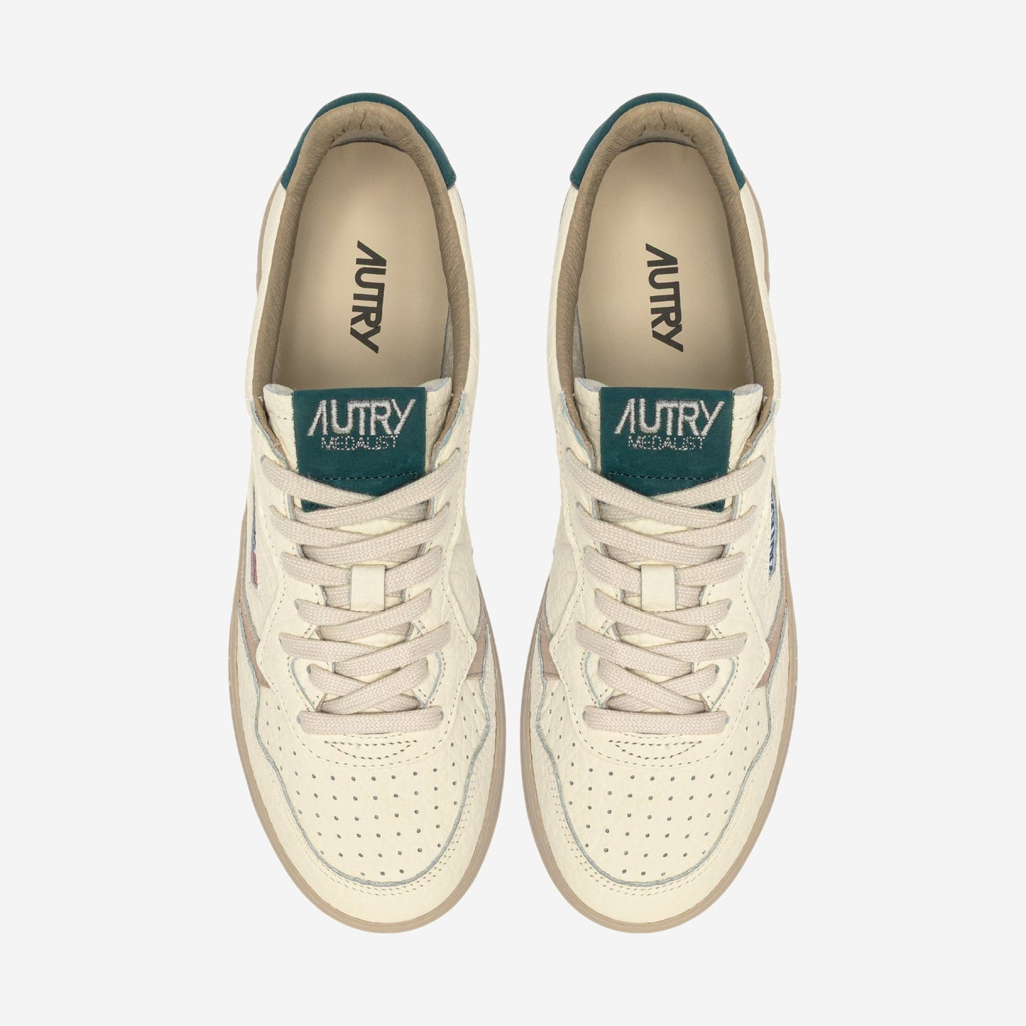 Autry Medalist NE18 vue de trois-quarts, silhouette sneaker basse rétro