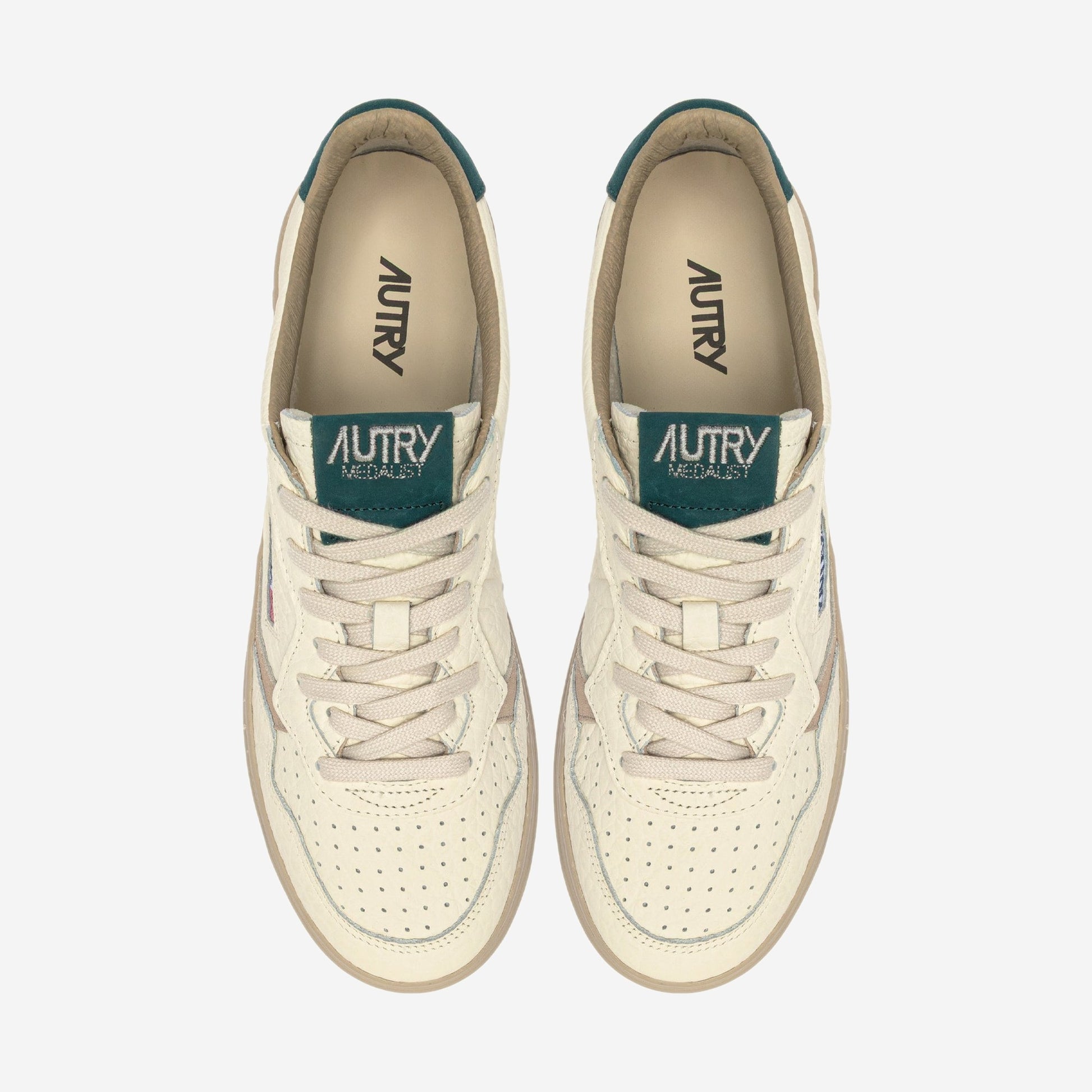 Autry Medalist NE18 vue de trois-quarts, silhouette sneaker basse rétro