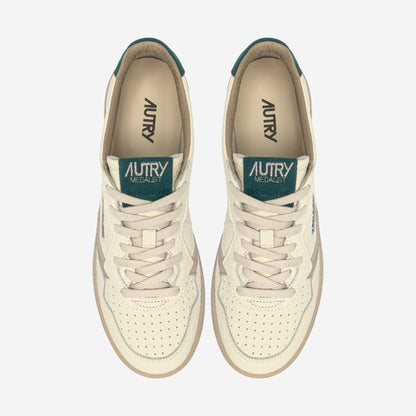 Autry Medalist NE18 vue de trois-quarts, silhouette sneaker basse rétro