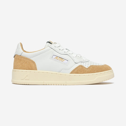 Autry Medalist PK02, sneaker basse rétro en blanc et daim camel, chez For The Week à Ajaccio