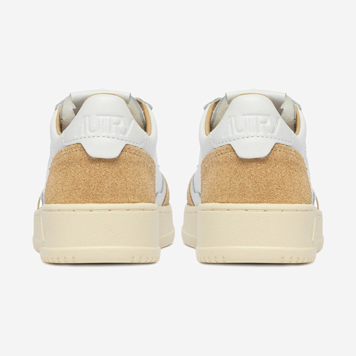 Autry Medalist PK02 vue de trois-quarts, silhouette sneaker basse rétro