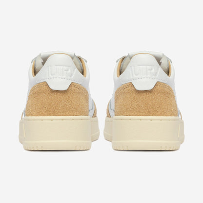 Autry Medalist PK02 vue de trois-quarts, silhouette sneaker basse rétro