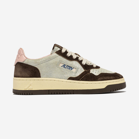 Autry Medalist YB02, sneaker basse rétro en crème, daim brun et talon rosé, chez For The Week à Ajaccio