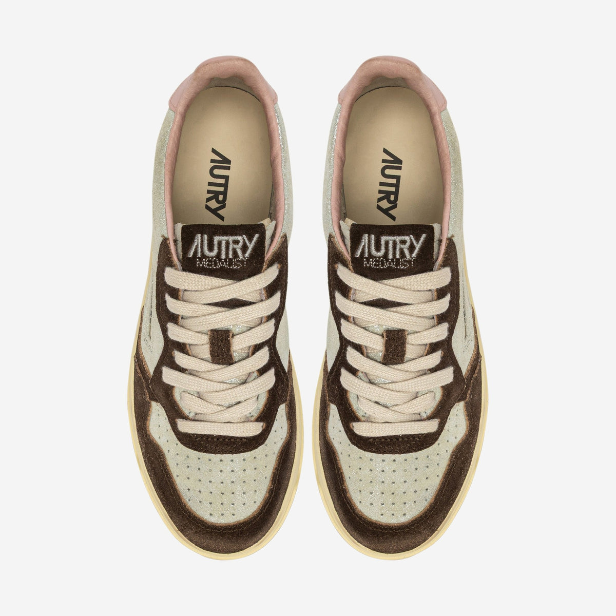 Autry Medalist YB02 vue de trois-quarts, silhouette sneaker basse rétro