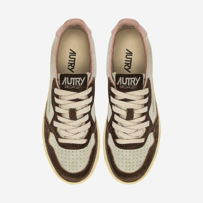 Autry Medalist YB02 vue de trois-quarts, silhouette sneaker basse rétro