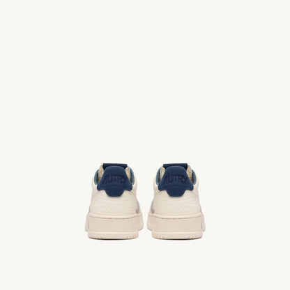 Autry Medalist NE20, blanc cassé et talon bleu profond, vue 3