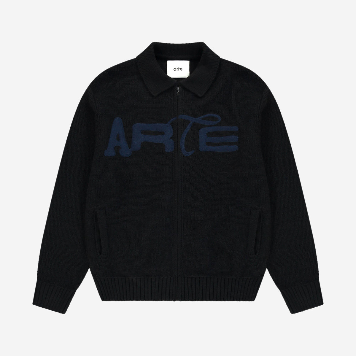 Arte Antwerp Stencil Zip Cardigan Black, cardigan zippé en maille noire avec logo ARTE brodé bleu marine, vue de face