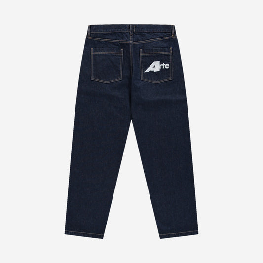 Arte Antwerp Big A Uniform Denim Pants, jean brut à coupe relaxed avec logo Arte brodé sur la poche arrière, vue de dos