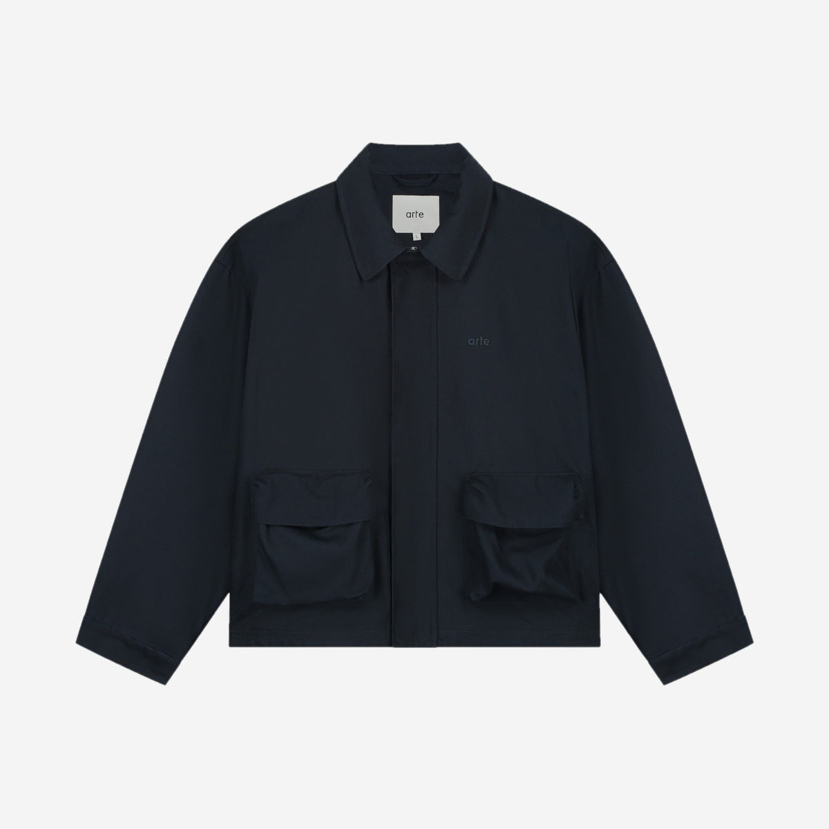 Arte Antwerp Canvas Atelier Jacket Navy, veste de travail en toile bleu marine à deux poches à rabat, vue de face