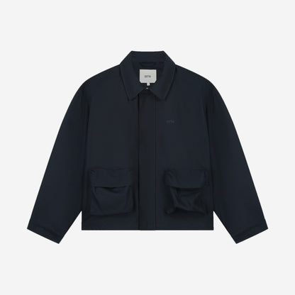 Arte Antwerp Canvas Atelier Jacket Navy, veste de travail en toile bleu marine à deux poches à rabat, vue de face