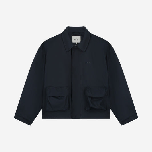 Arte Antwerp Canvas Atelier Jacket Navy, veste de travail en toile bleu marine à deux poches à rabat, vue de face