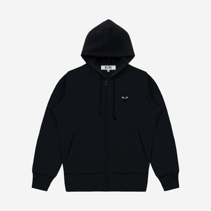 CDG Play Sweat zippé à capuche Black Heart Noir, vue de face, cœur noir brodé sur la poitrine