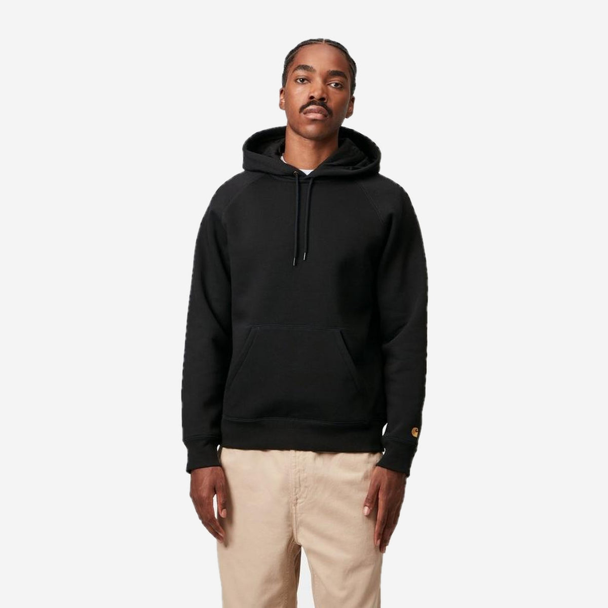 Carhartt WIP Hooded Chase Sweatshirt Black/Gold, porté, vue de face