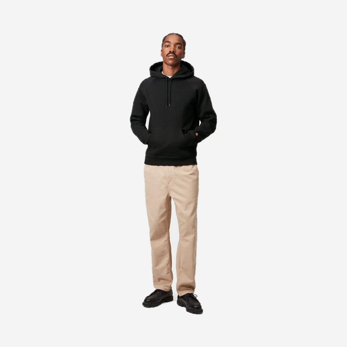 Carhartt WIP Hooded Chase Sweatshirt Black/Gold, porté, vue en pied