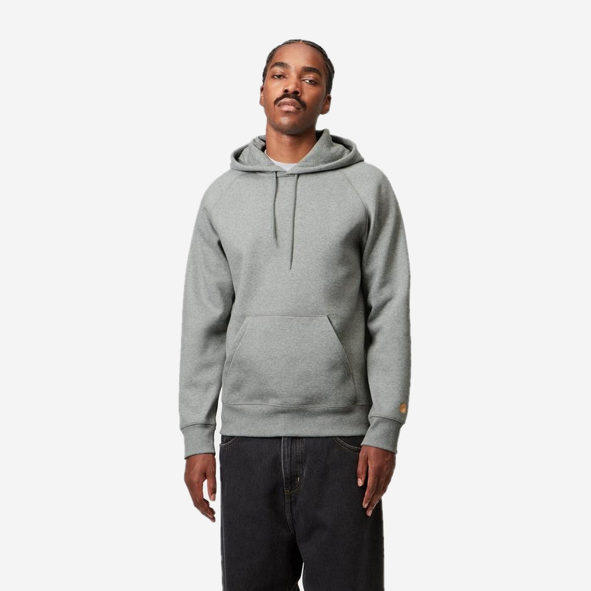 Carhartt WIP Hooded Chase Sweatshirt Grey Heather/Gold, porté, vue de face