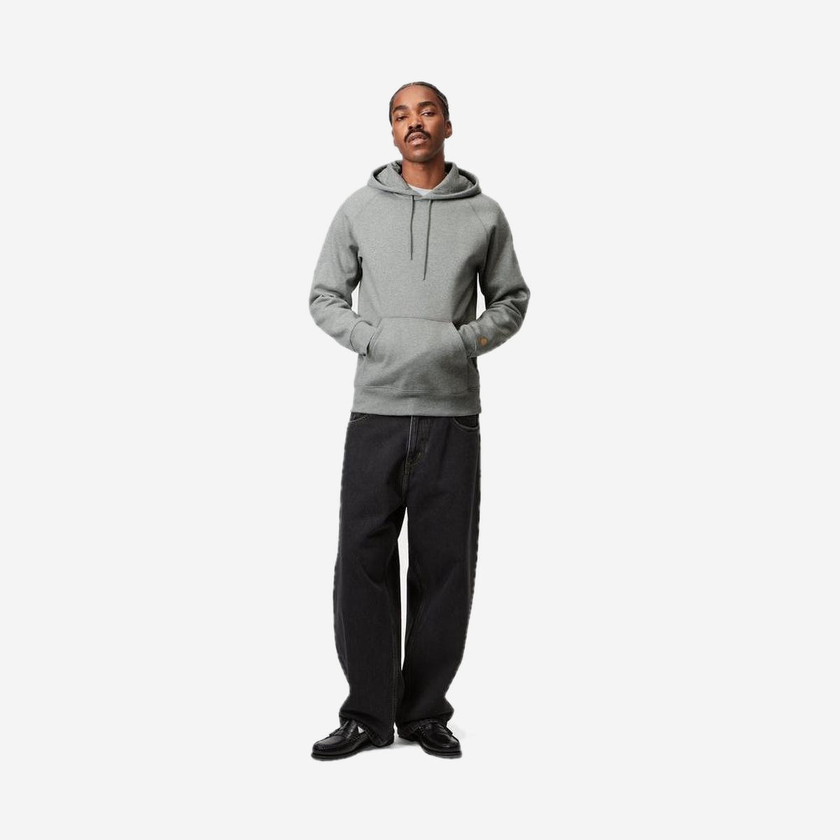 Carhartt WIP Hooded Chase Sweatshirt Grey Heather/Gold, porté, vue en pied