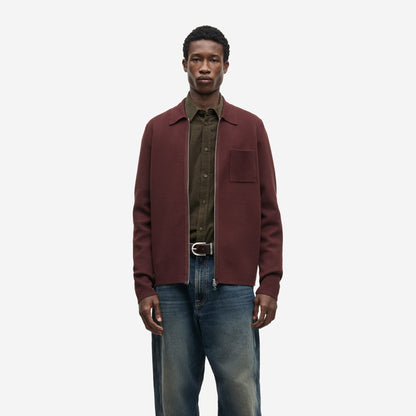Guna X zip Bitter Chocolate porté de face, ouvert sur une chemise kaki et un jean, maille viscose Samsøe Samsøe