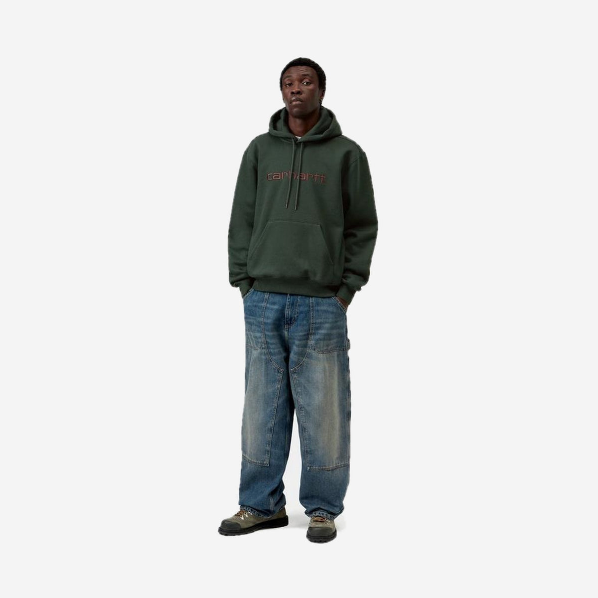 Carhartt WIP Hooded Carhartt Sweatshirt Dark Scarab/Palisander, porté, vue en pied