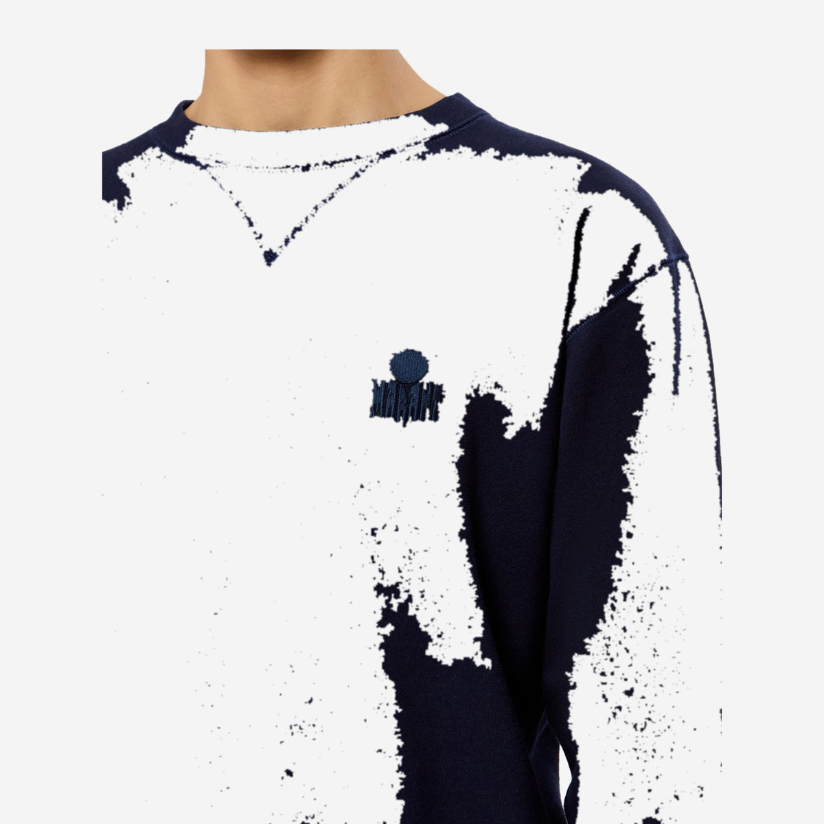 Isabel Marant Sweat Mike Bleu marine, détail du logo brodé ton sur ton et du V d'aisance