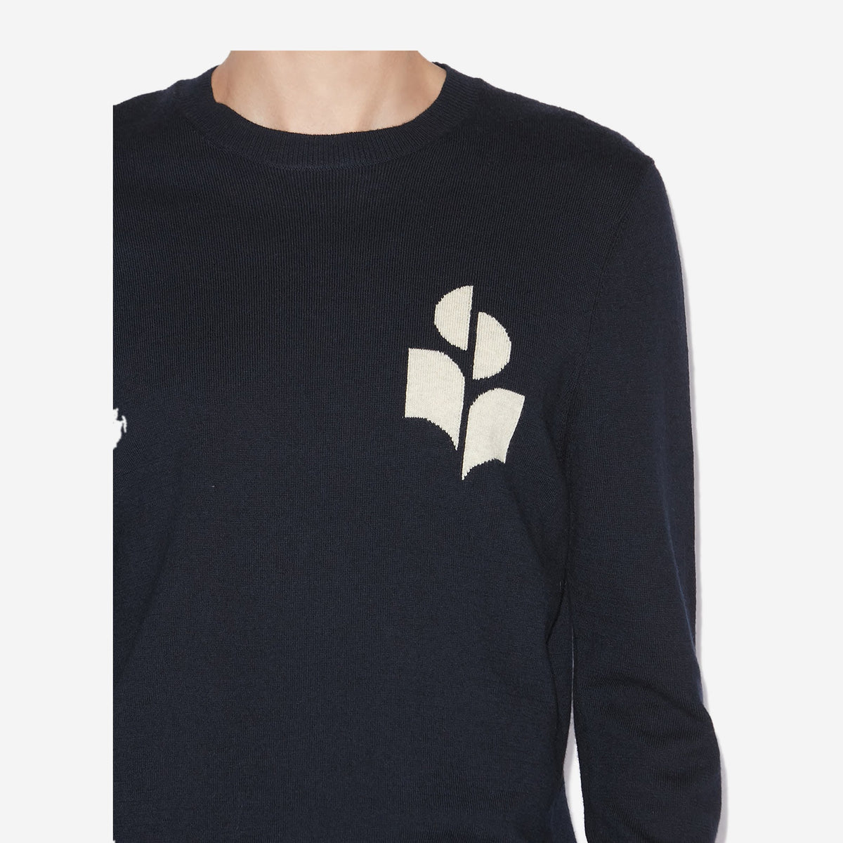 Isabel Marant Pull Evans Bleu marine, détail du logo IM en maille contrastée