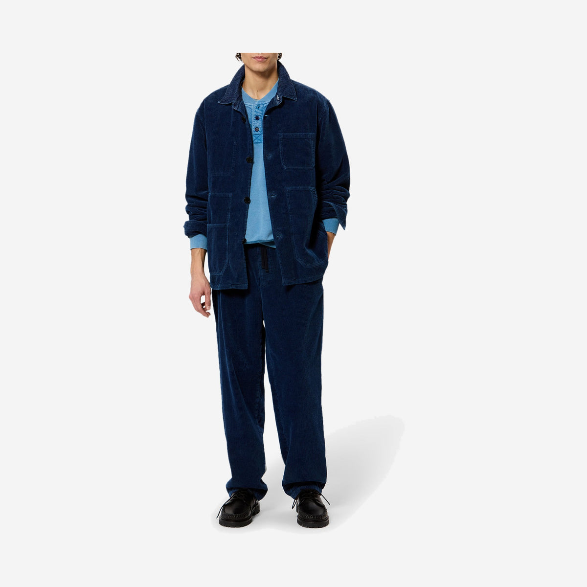 Isabel Marant Veste Arzur Bleu indigo portée en total look indigo, vue en pied