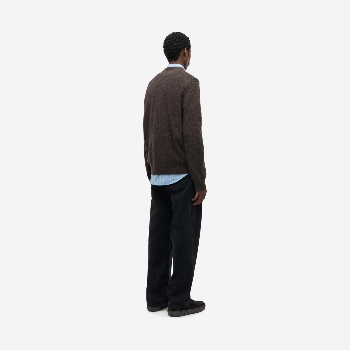 Isak Knit Sweater Delicioso porté de dos, de trois quarts, avec un pantalon en velours, mérinos Samsøe Samsøe