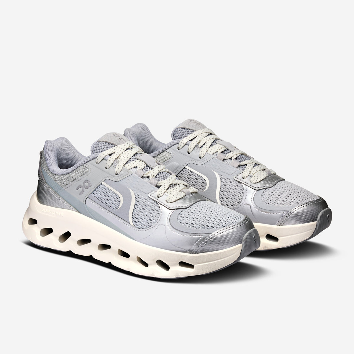 On Running Cloudtilt Arc Alloy Ivory, paire trois-quarts, chez Size Ajaccio