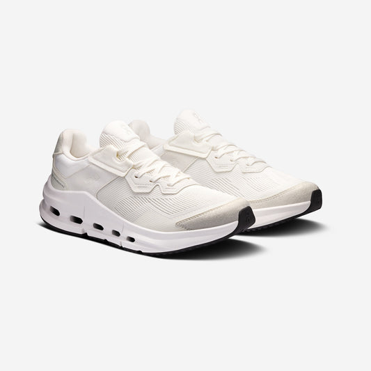 On Running Cloudnova Rift White / Ice, vue de profil