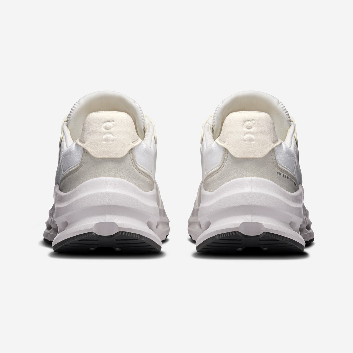 On Running Cloudnova Rift White / Ice, vue de dos