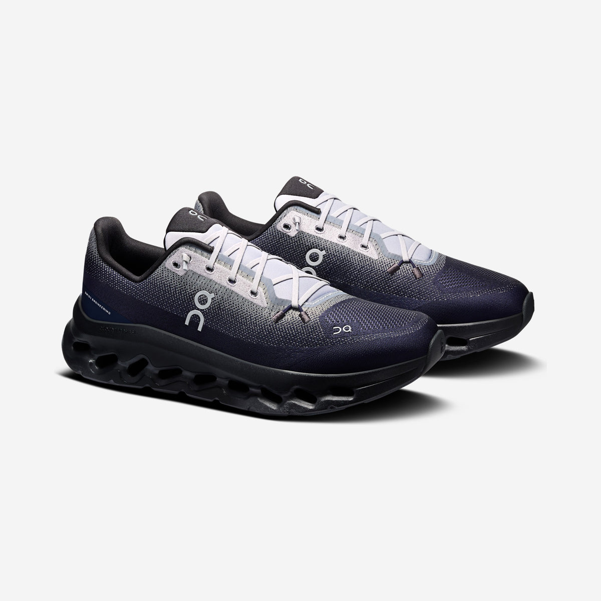 On Running Cloudtilt Platinum Midnight, paire trois-quarts, chez Size Ajaccio