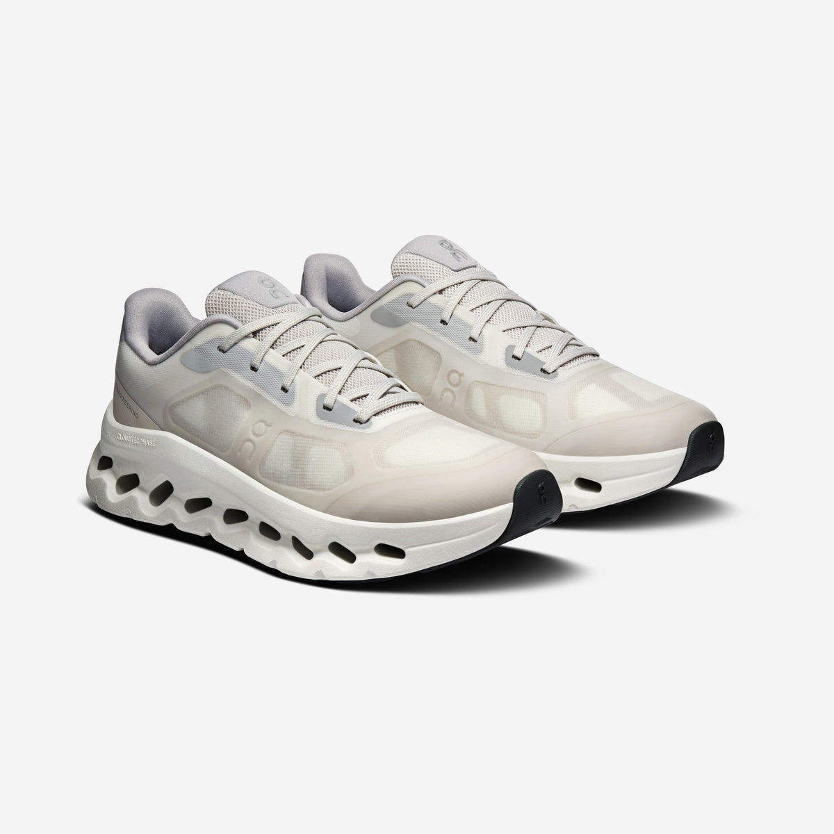 On Running Cloudtilt Remix Alloy / Ivory, vue de profil