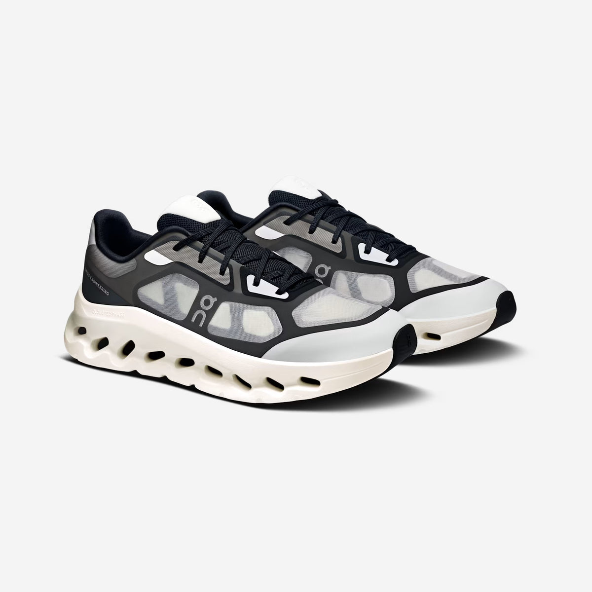 On Running Cloudtilt Remix Black / Ivory, vue de profil