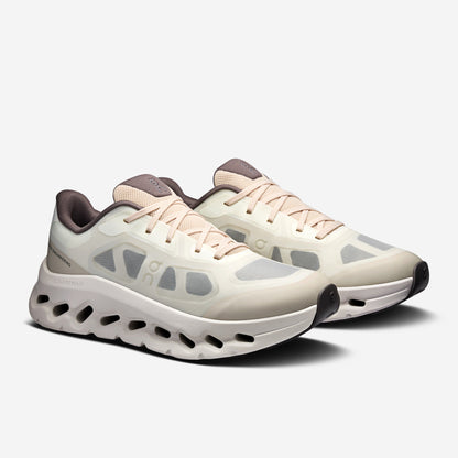 On Running Cloudtilt Remix Silver Ivory, paire trois-quarts, chez Size Ajaccio