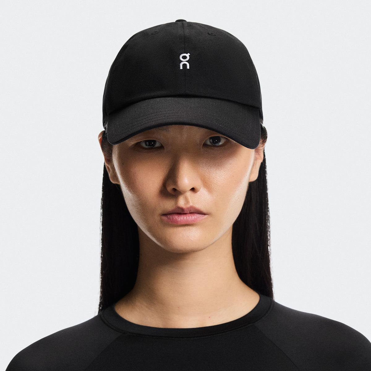 On Running All-Day Cap Noir, portée de face, chez Size Ajaccio