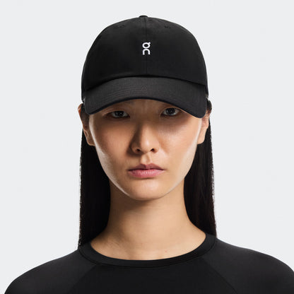 On Running All-Day Cap Noir, portée de face, chez Size Ajaccio