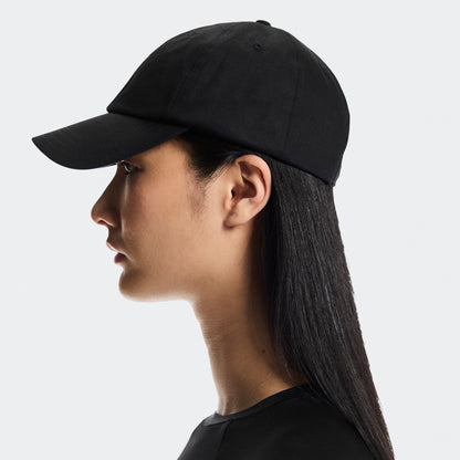 On Running All-Day Cap Noir, portée de profil, chez Size Ajaccio