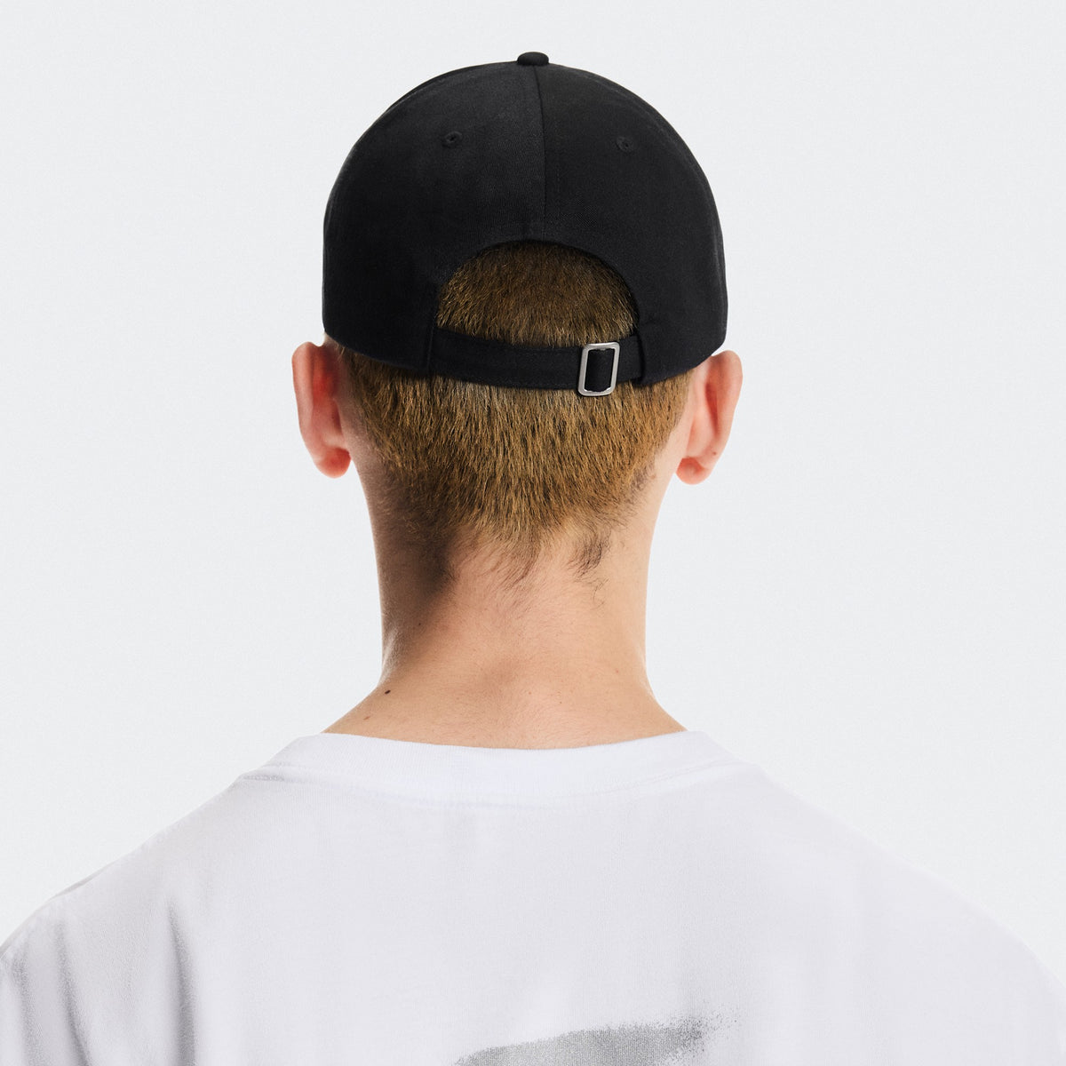 On Running All-Day Cap Noir, boucle de réglage au dos, chez Size Ajaccio