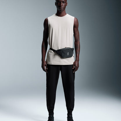 On Running Waist Pack 2L Lite Noir, portée à la taille, chez Size Ajaccio