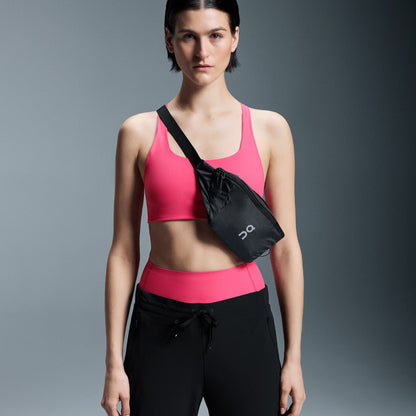 On Running Waist Pack 2L Lite Noir, portée en bandoulière de près, chez Size Ajaccio