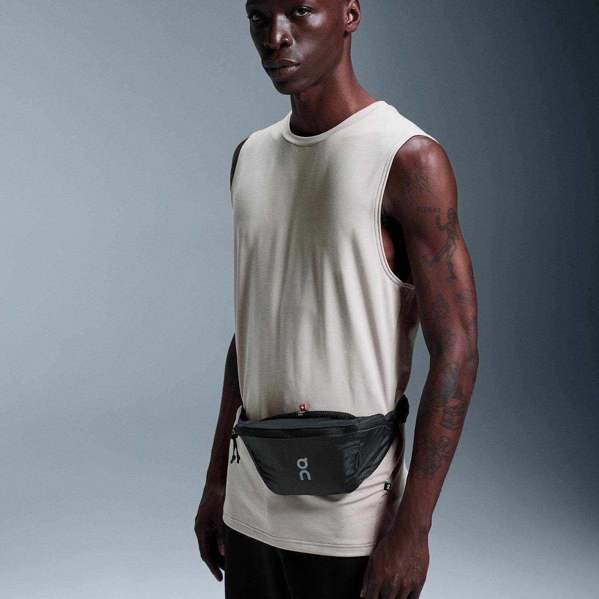 On Running Waist Pack 2L Lite Noir, portée à la taille de près, chez Size Ajaccio