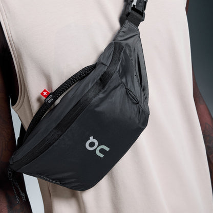 On Running Waist Pack 2L Lite Noir, détail du logo, chez Size Ajaccio