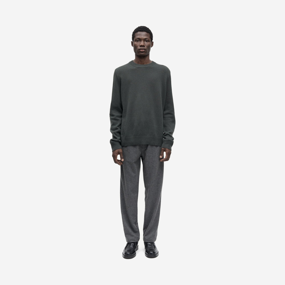 Pantalon Sabertil Dark Grey Mel. en laine mélangée porté de face, pull non vendu, Samsøe Samsøe chez For The Week à Ajaccio