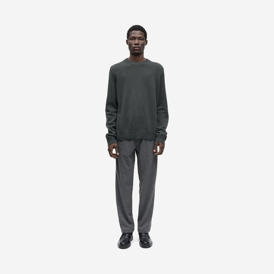 Pantalon Sabertil Dark Grey Mel. en laine mélangée porté de face, pull non vendu, Samsøe Samsøe chez For The Week à Ajaccio