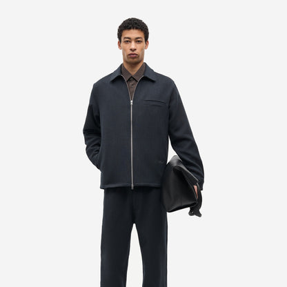 Sadamon GT Zip Overshirt Dark Grey Mel. Samsøe Samsøe portée de face sur un polo brun, coton bio et laine