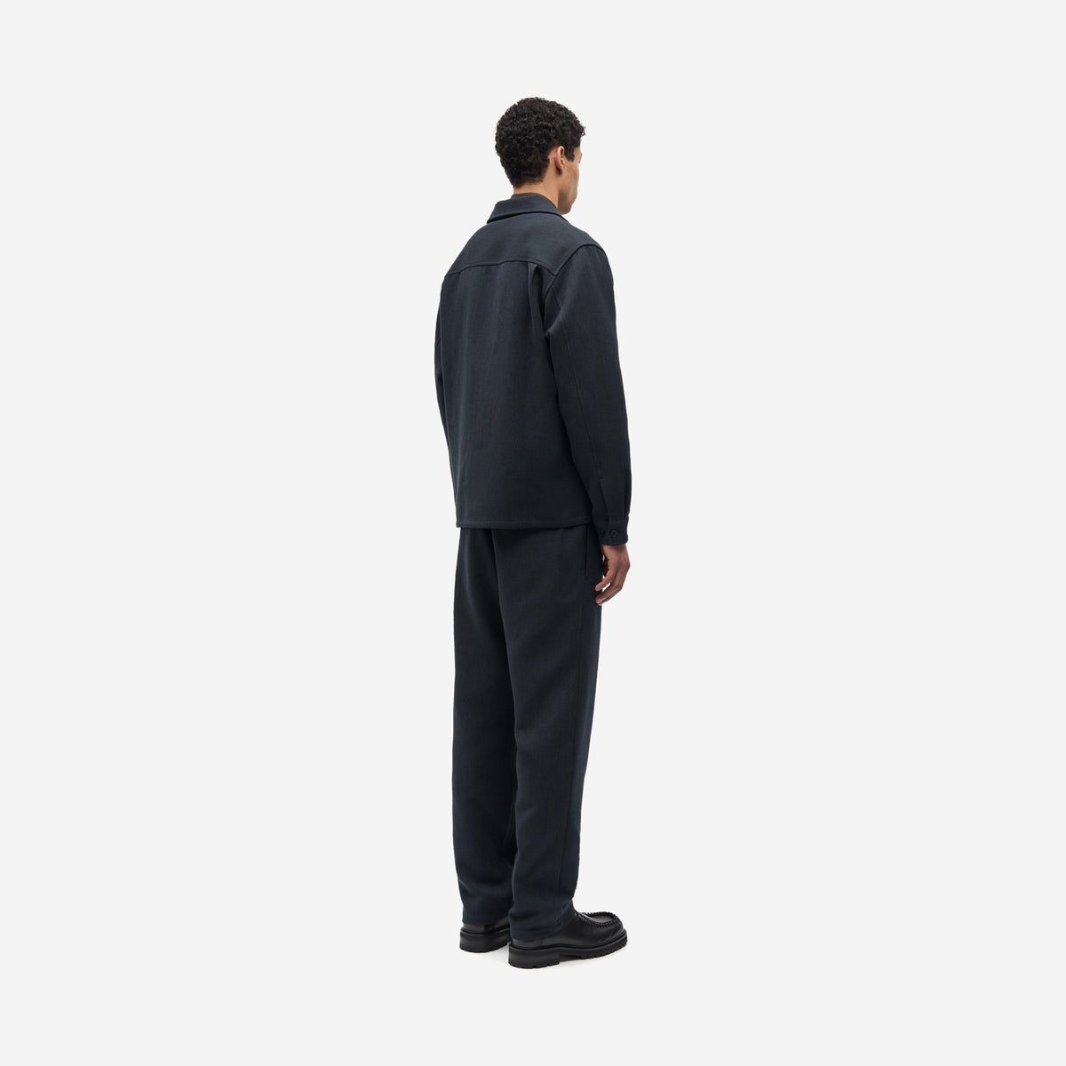 Sadamon GT Zip Overshirt Dark Grey Mel. Samsøe Samsøe portée de dos, empiècement et poignets boutonnés visibles
