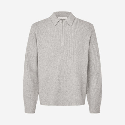 Polo zippé Samsøe Samsøe Saisaks HZ Polo Grey Mel. en mérinos, packshot de face, chez For The Week à Ajaccio