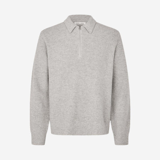 Polo zippé Samsøe Samsøe Saisaks HZ Polo Grey Mel. en mérinos, packshot de face, chez For The Week à Ajaccio