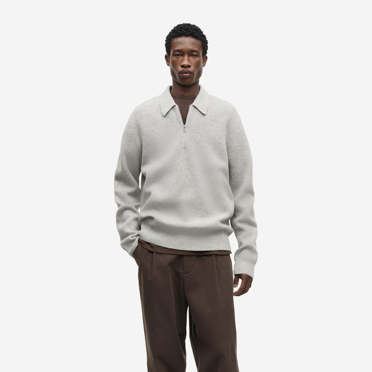 Saisaks HZ Polo Grey Mel. porté de face, zip ouvert sur un t-shirt brun, polo en laine mérinos Samsøe Samsøe